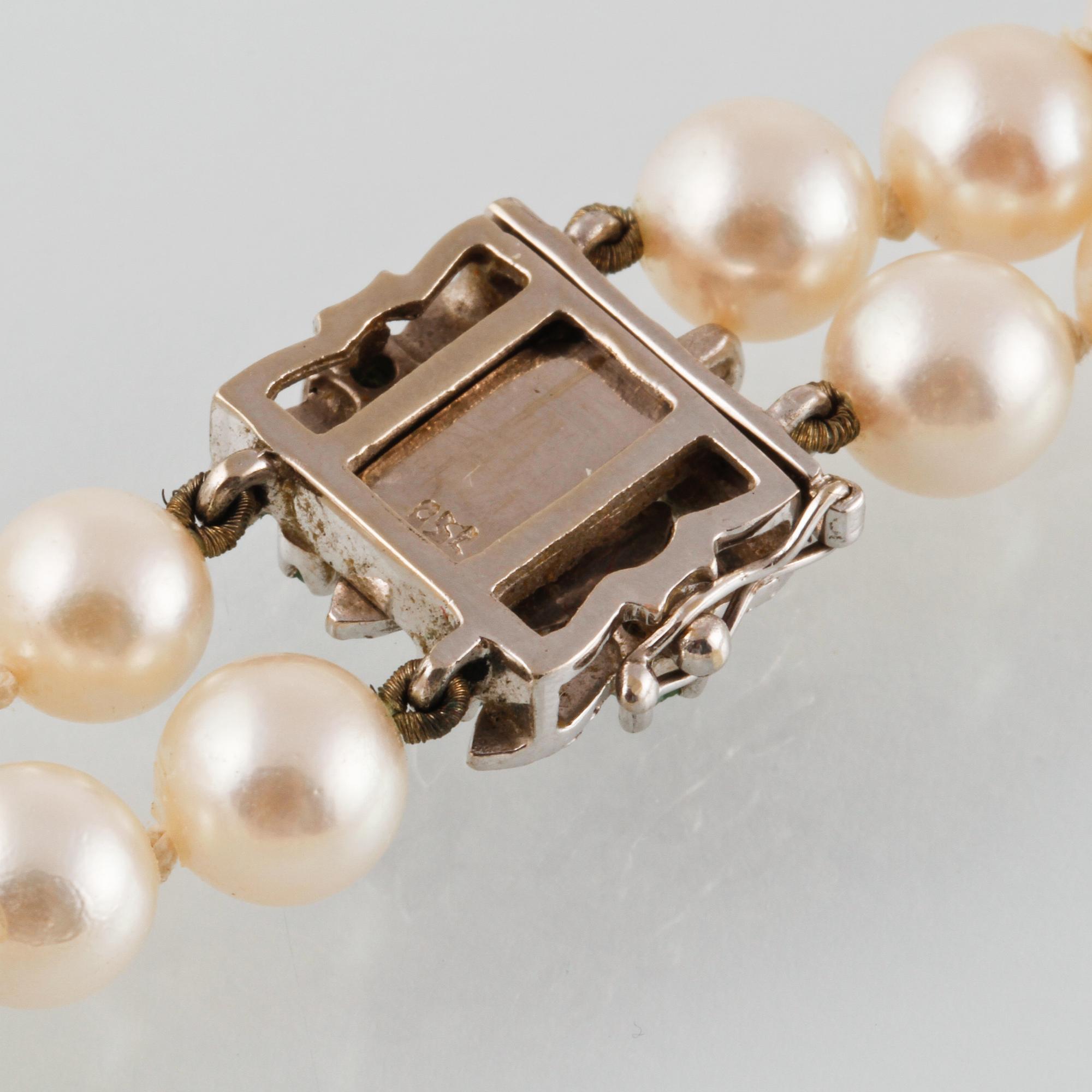 COLLIER, odlade pärlor med lås i 18K vitguld och 7 fasettslipade smaragder, importstämplat.