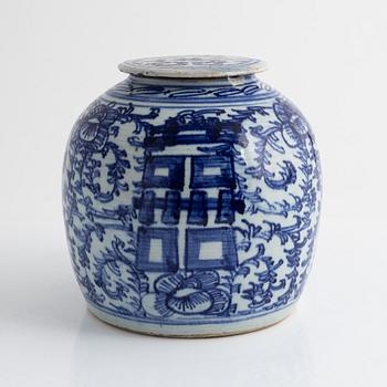 A blue and white porcelain ginger jar, China, late Qing dynasty, around 1900.