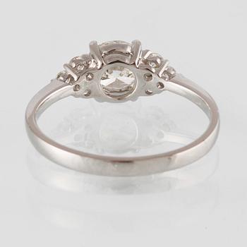 RING, 18K vitguld med en briljantslipad diamant 0.71 ct samt små briljantslipade diamanter 0.18 ct. Vikt 2,3 gram.