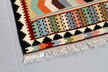 A VERAMIN KILIM RUG, 168 x 103 cm.