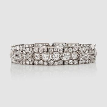 1168. An Art Deco diamond bracelet. Total carat weight circa 14.00 cts. Circa 1920's.