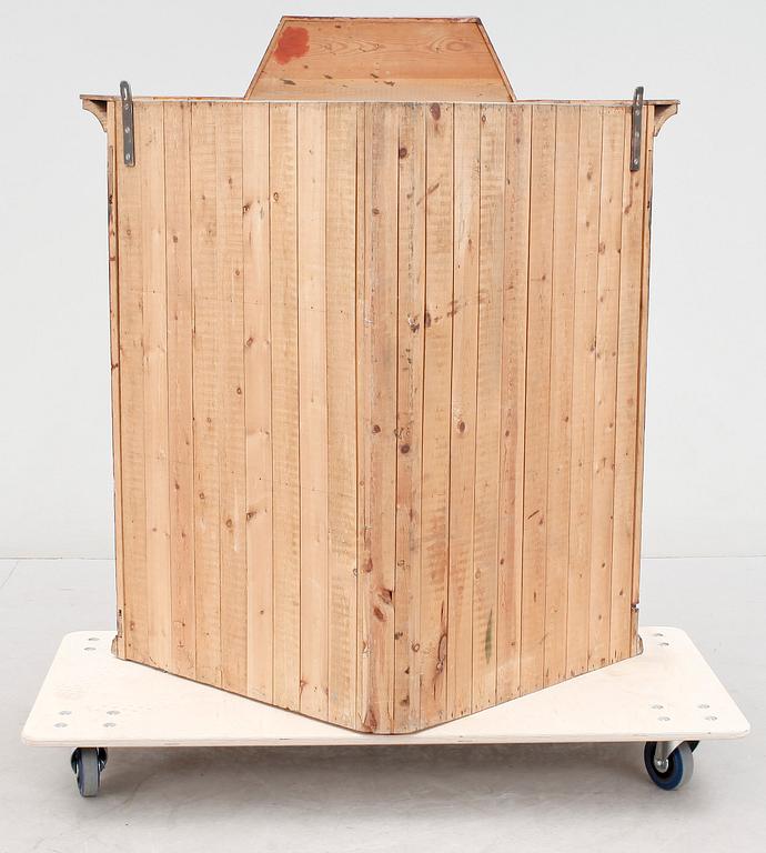 VÄGGHÖRNSKÅP, dat 1905.