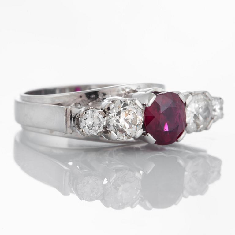 Ateljé Ajour ring med en rubin ca 0.95 ct samt gammalslipade diamanter total vikt ca 1.20 ct.