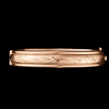 ARMBAND, 14K guld, graverad dekoration. Vikt ca 20,6 g.