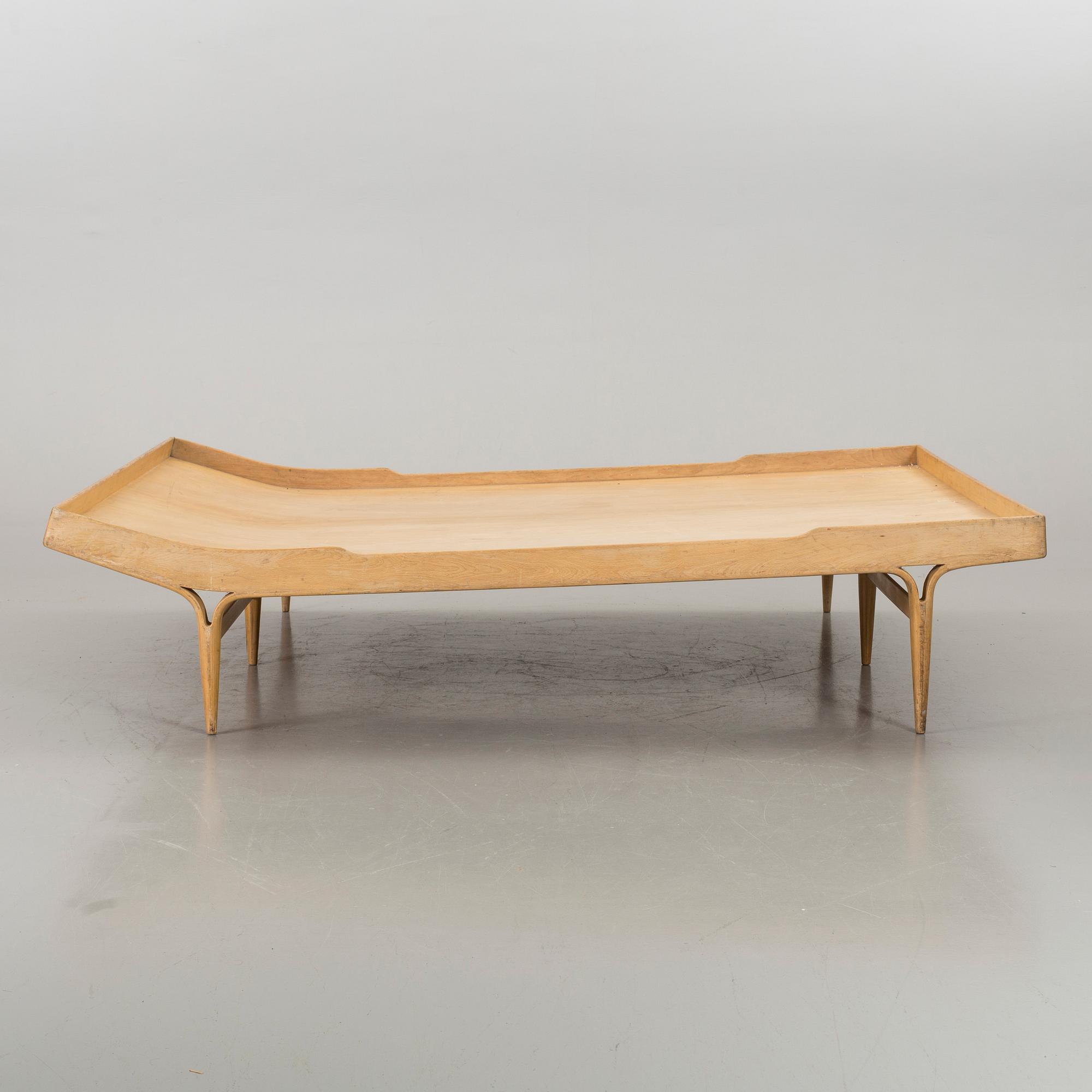BRUNO MATHSSON, säng/dagbädd, "T 303, BERLIN 60", formgiven 1957 för Karl Mathsson , daterad 1964.