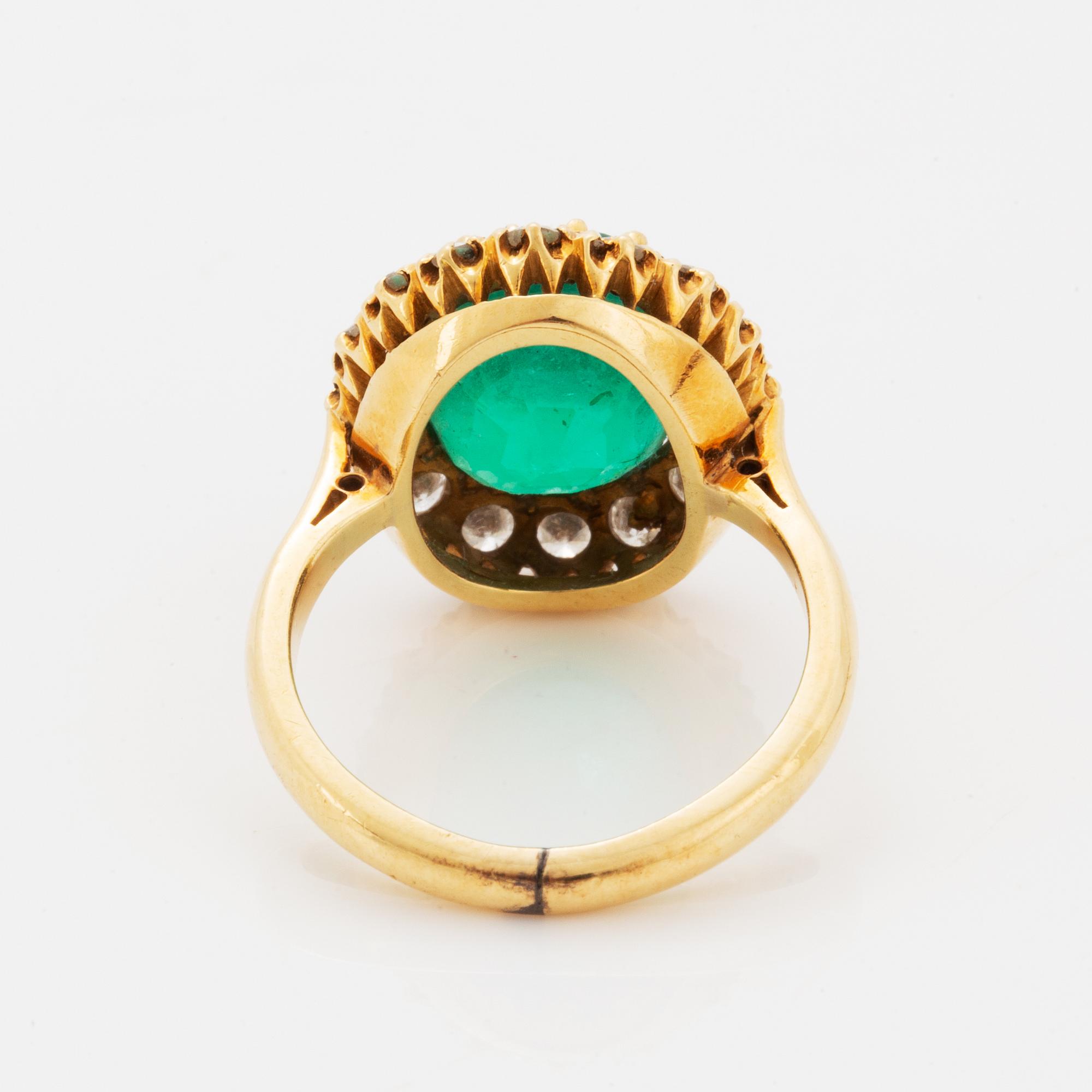 Carmoséring smaragd och briljantslipade diamanter.