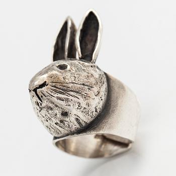 Eila Minkkinen, sormus, jänis, sterlinghopea, 2015.