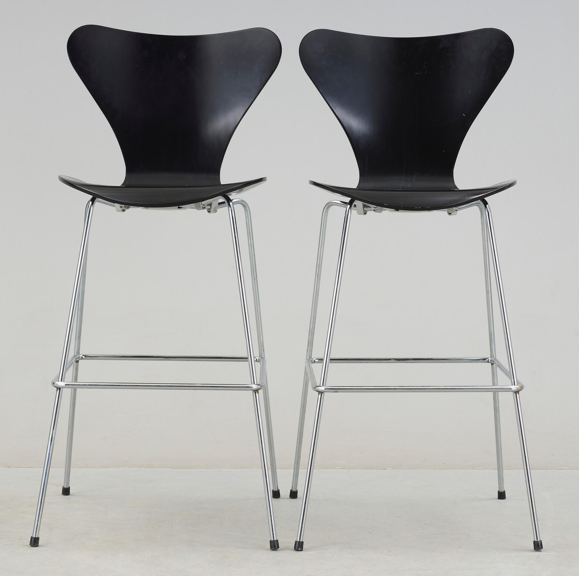 BARSTOLAR, ett par, "Sjuan", Arne Jacobsen för Fritz Hansen, 2006.