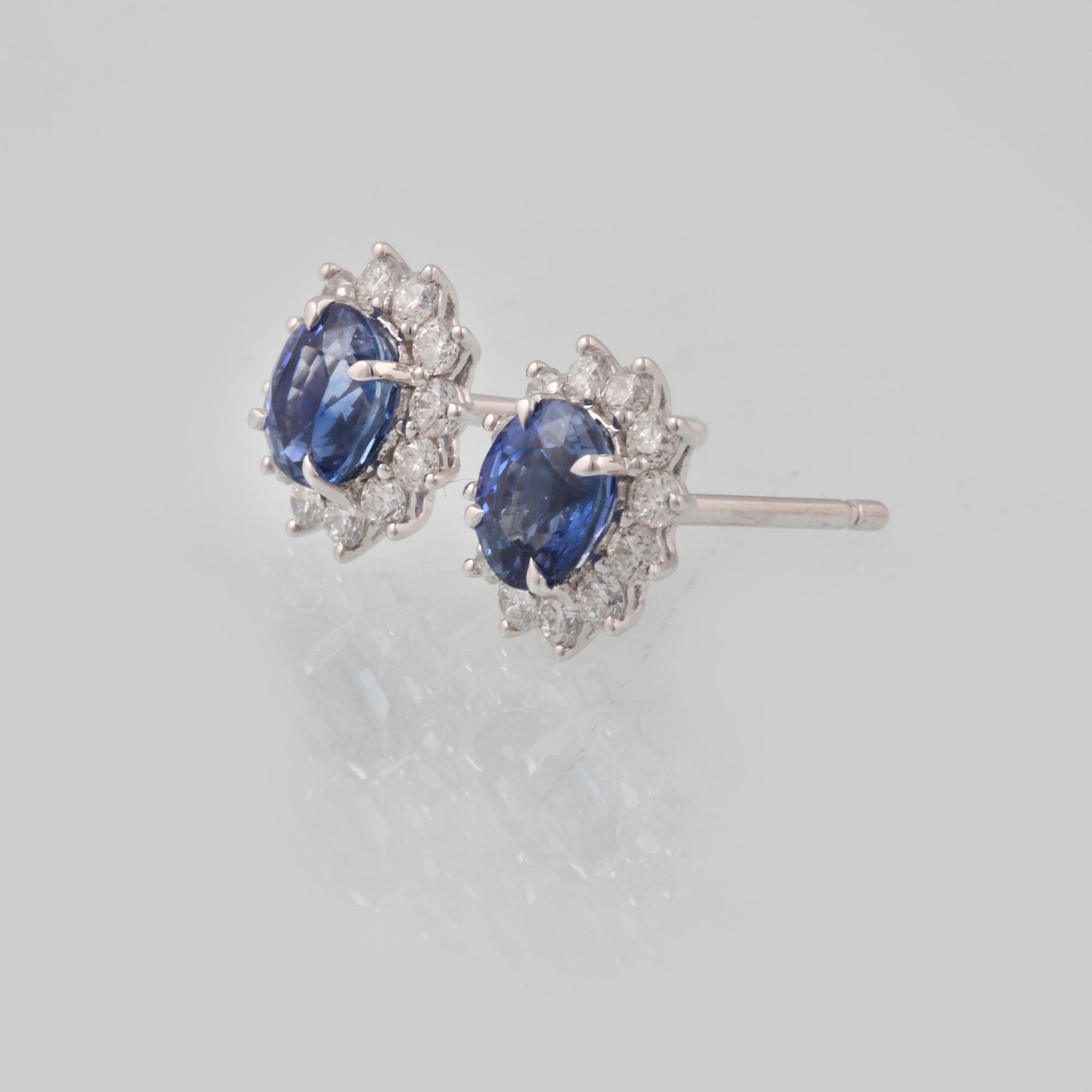 ÖRHÄNGEN, 18K vitguld med ovalslipade blå safirer ca 1.46 ctsamt briljantslipade diamanter ca 0.43 ct. Vikt 2,4 gram.