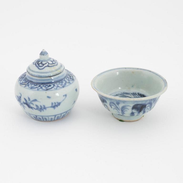 A Swatow jar woth cover and a Swatow bowl, Ming dynasty (1368-1644).