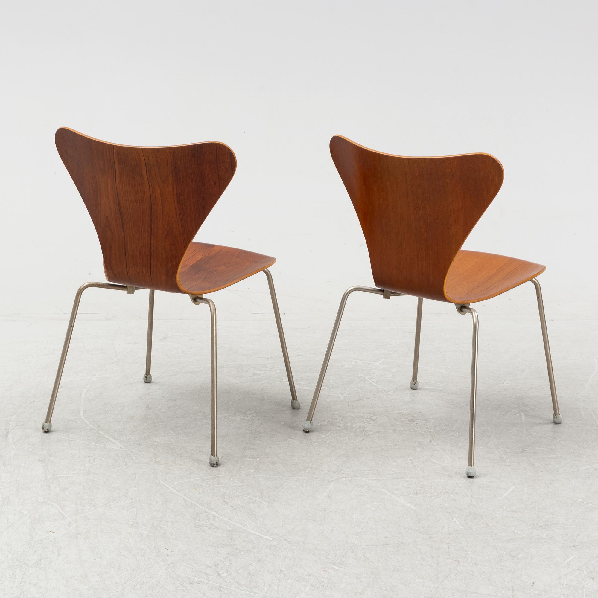 Arne Jacobsen, a pair of 'Sjuan' chairs, Fritz Hansen, 1960's.