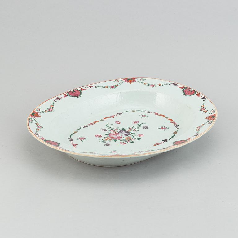 A famille rose porcelain dish, Qing dynasty, Jiaging (1796-1820).