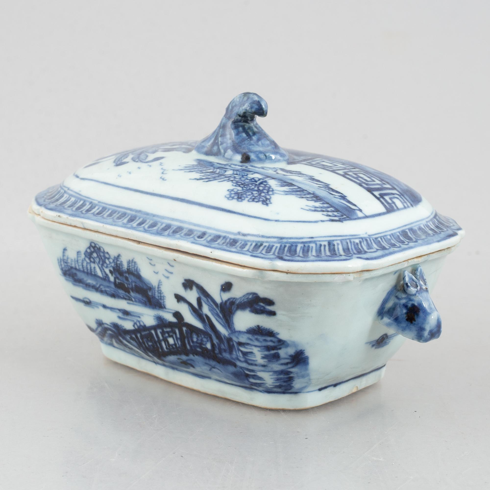 Four blue and white pieces of export porcelain, China, Qianlong (1736-95).