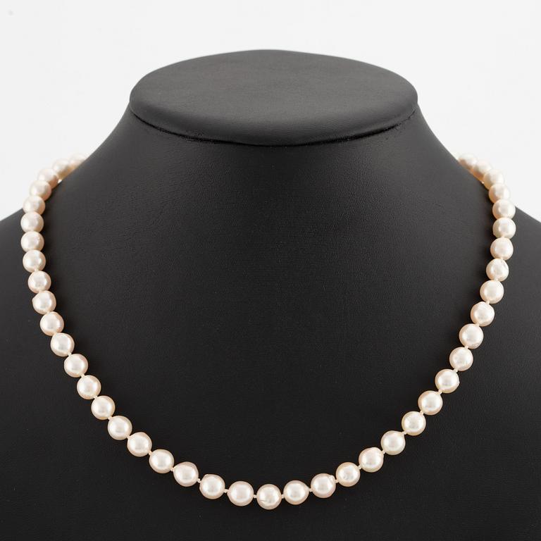 A cultured pearl necklace with 18K white gold clasp.