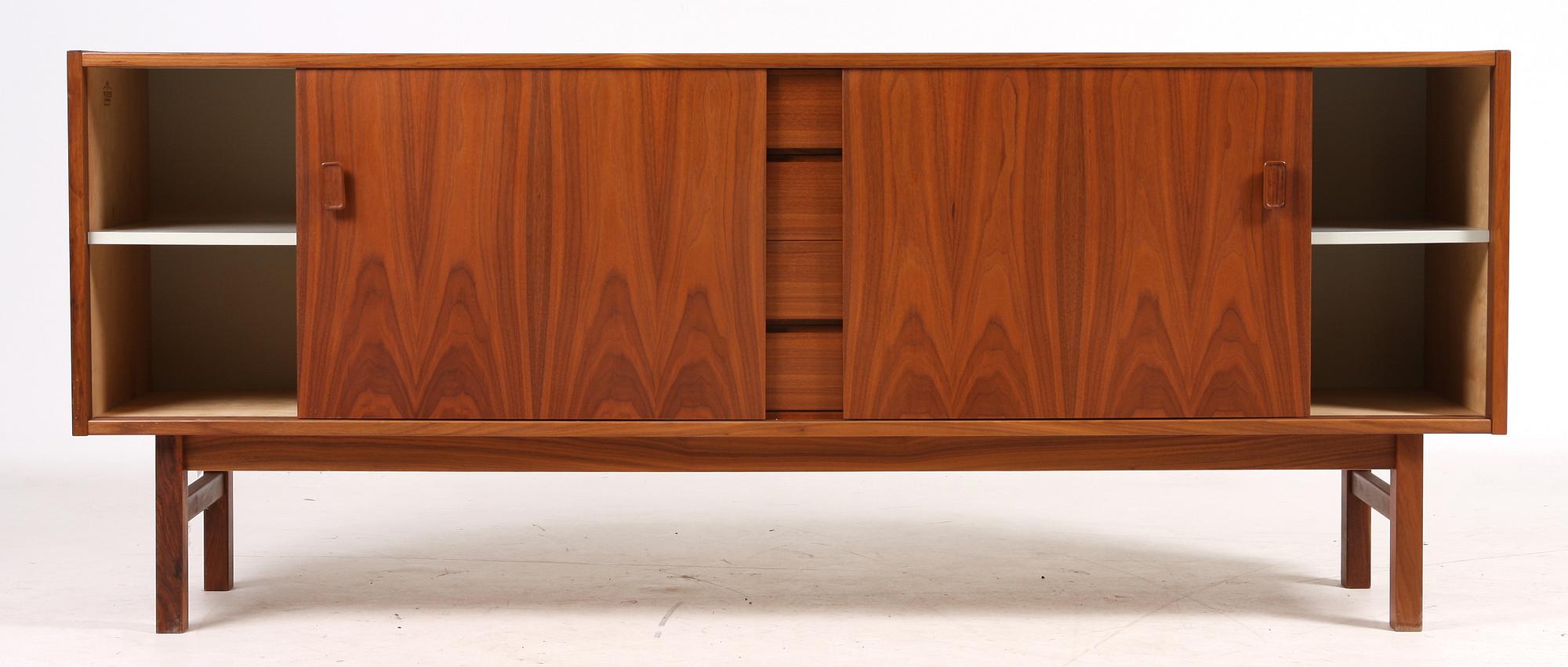 SIDEBOARD, "Arild", Nils Jonsson för Troeds, Bjärnum, 1900-talets tredje kvartal.