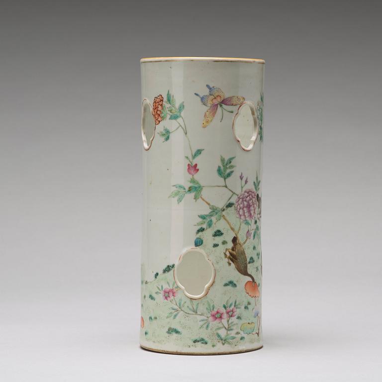 PERUKSTOCK/VAS, porslin. Qingdynastin, omkring 1900.