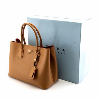 Prada, saffiano axelremsväska.