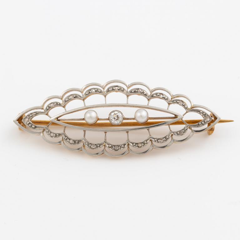 Brooch 18K gold and platinum with cultured pearls and old mine and rose-cut diamonds.