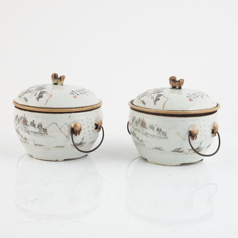 A pair of Chinese tureens with covers, late Qing dynasty, circa 1900.