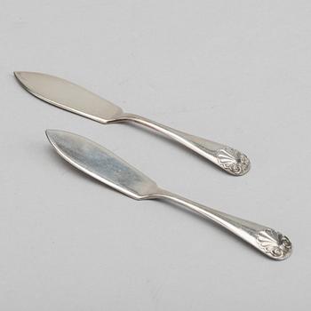ALEXANDER CLARK & CO,  smörsnäckor ett par samt knivar ett par, silver tidigt 1900-tal i etui.