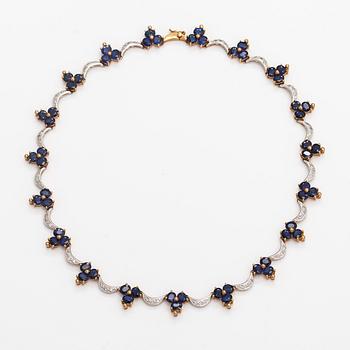 A 14K gold necklace with sapphires ca. 30.00 ct in total and diamonds ca. 1.20 ct in total.