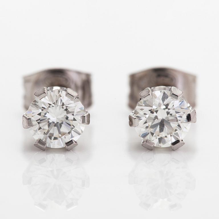 Örhängen, 14K vitguld med runda briljantslipade diamanter ca 1.01 ct totalt. E.G.L certifikat.