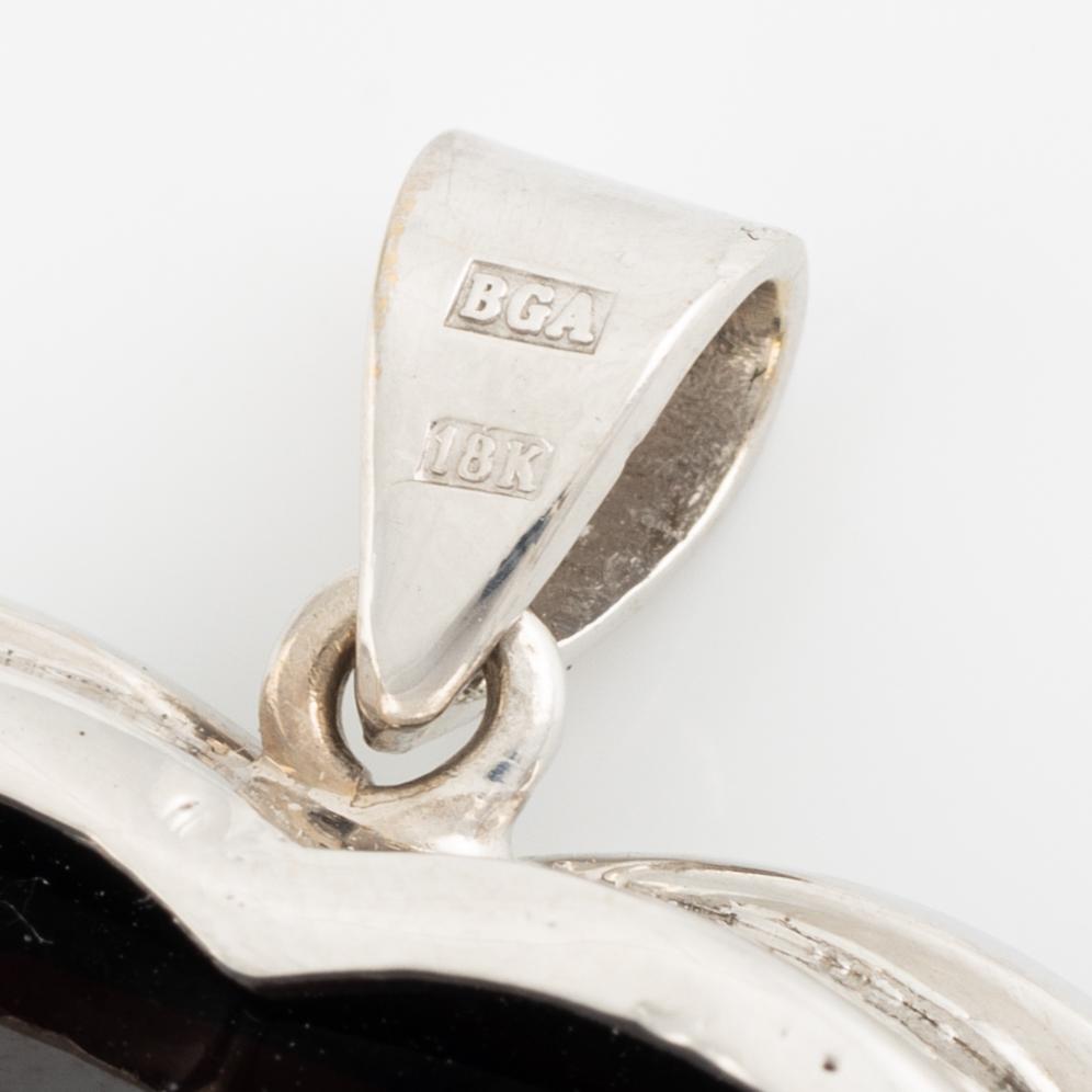 Hänge, med hjärtslipad stor granat och briljantslipade diamanter.