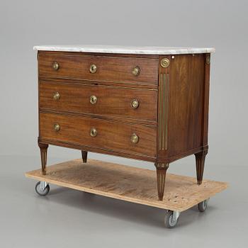 An early 10th gentury Gustavian chest of drawers.