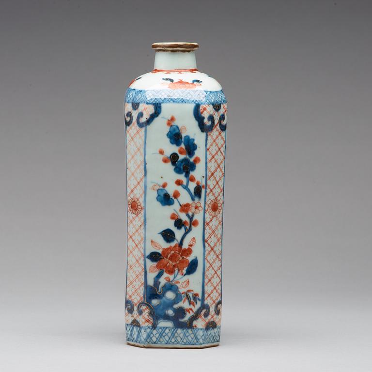 FLASKA, porslin. Qingdynastin, Kangxi (1662-1722).