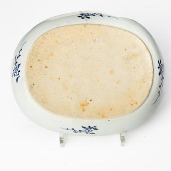 Stekfat, porslin. Qingdynastin, Qianlong (1736-95).