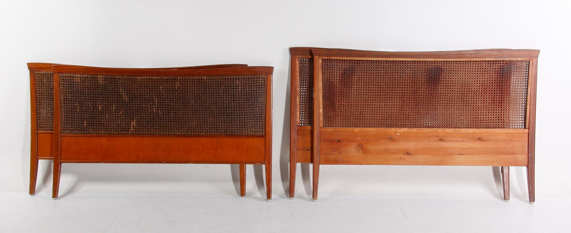 SÄNGGAVLAR. Ett par. Firma Svenskt Tenn.