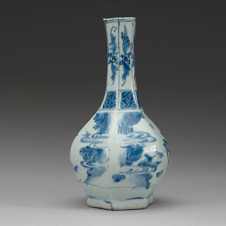 A blue and white bottle, Transition 17th century.