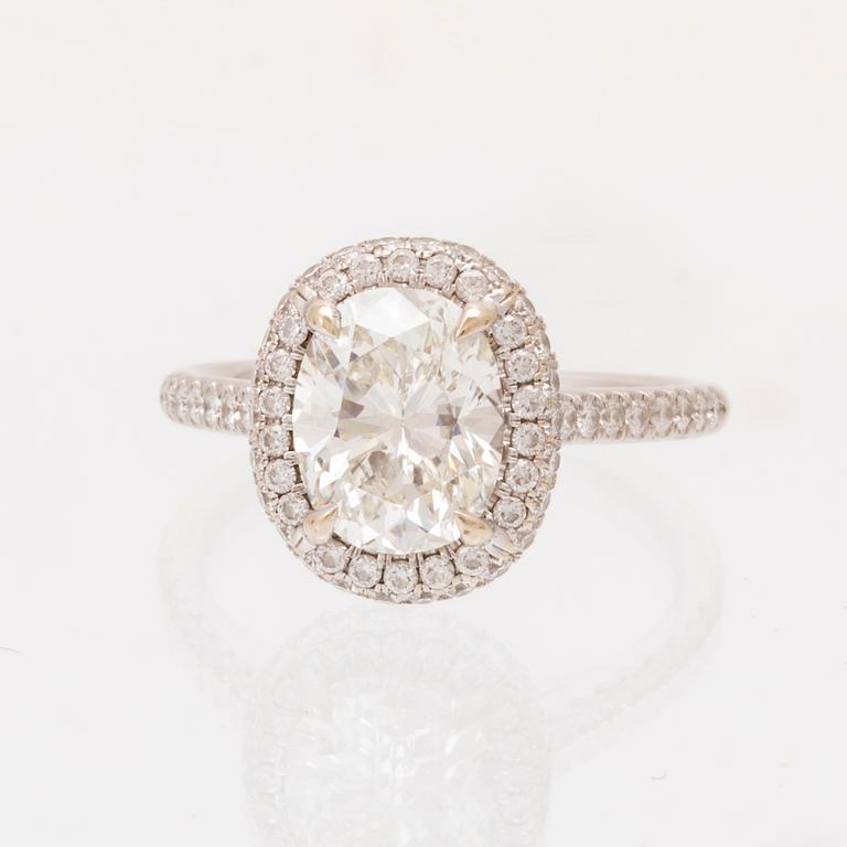 Ring 18K vitt guld med oval briljantslipad diamant samt runda briljantslipade diamanter, James Allen, GIA cert.