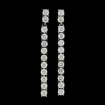 41. Diamantgradering, A pair or brilliant-cut diamond earrings, total carat weight circa 6.00 cts.