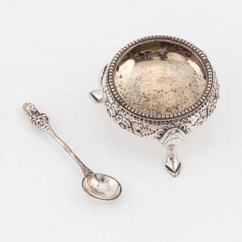 A set of four silver salt-cellars with silver spoons. Mark of Martin Hall & Company, Ltd, Sheffield 1870-71.