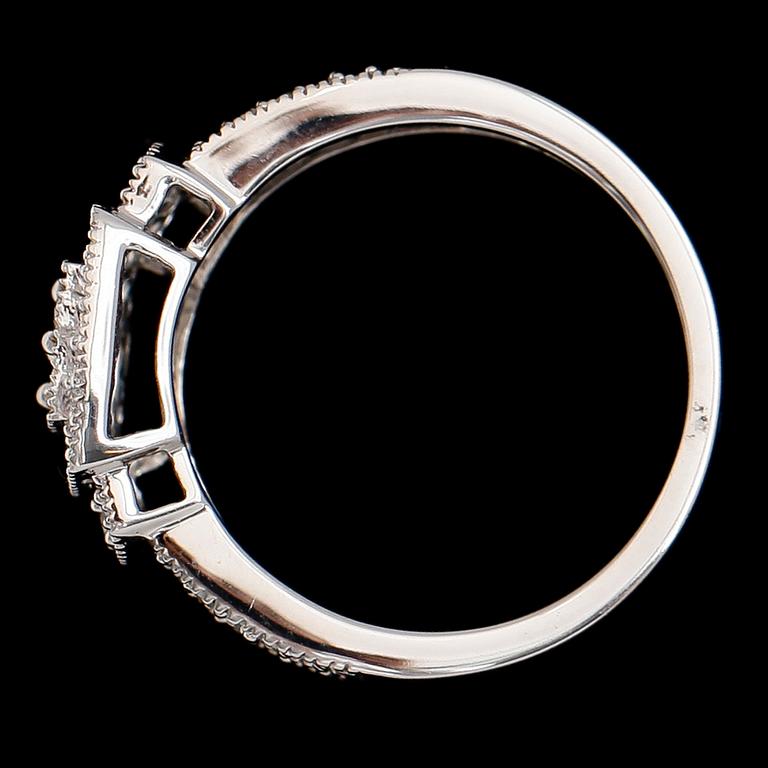 RING, 10 k vitguld, diamanter tot ca 0.50 ct. Vikt ca 3,4 g.