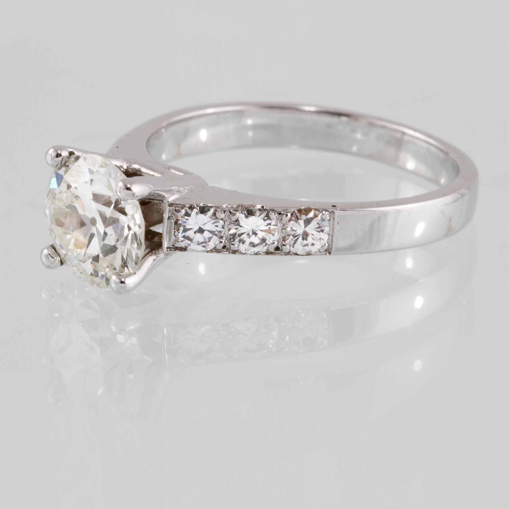 RING, 14k vitguld med äldre briljantslipad diamant, 1.61 ct samt 6 mindre briljantslipade diamanter. Vikt 4 g.