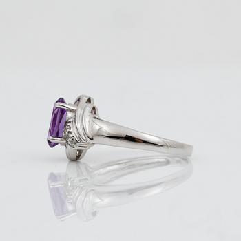 RING, 14K vitguld med ametist ca 1,24 ct och diamanter tot ca 0.01 ct. Vikt 2,84 g.