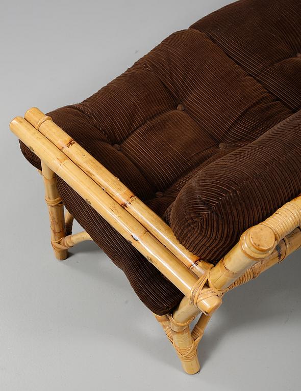 SOFFA , samt FÅTÖLJER, ett par, 1900-talets andra hälft.