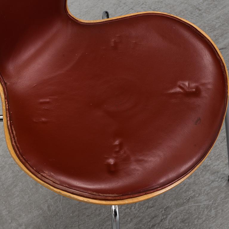 ARNE JACOBSEN, six leather covered 'Series 7' chairs from Fritz Hansen, Danmark, 1984.