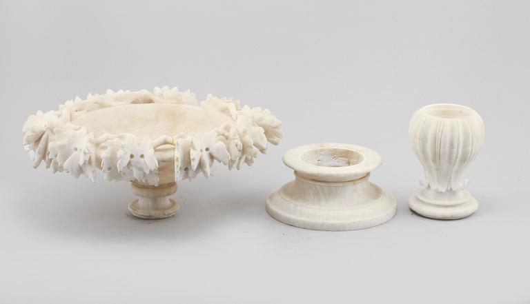 BORDSUPPSATS, alabaster, omkring år 1900.