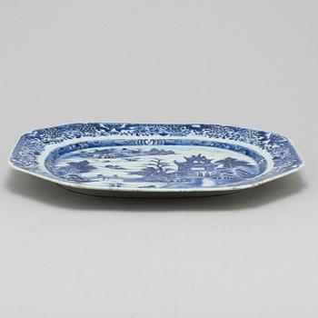 A blue and white export serving dish, Qing dynasty, Qianlong (1736-95).