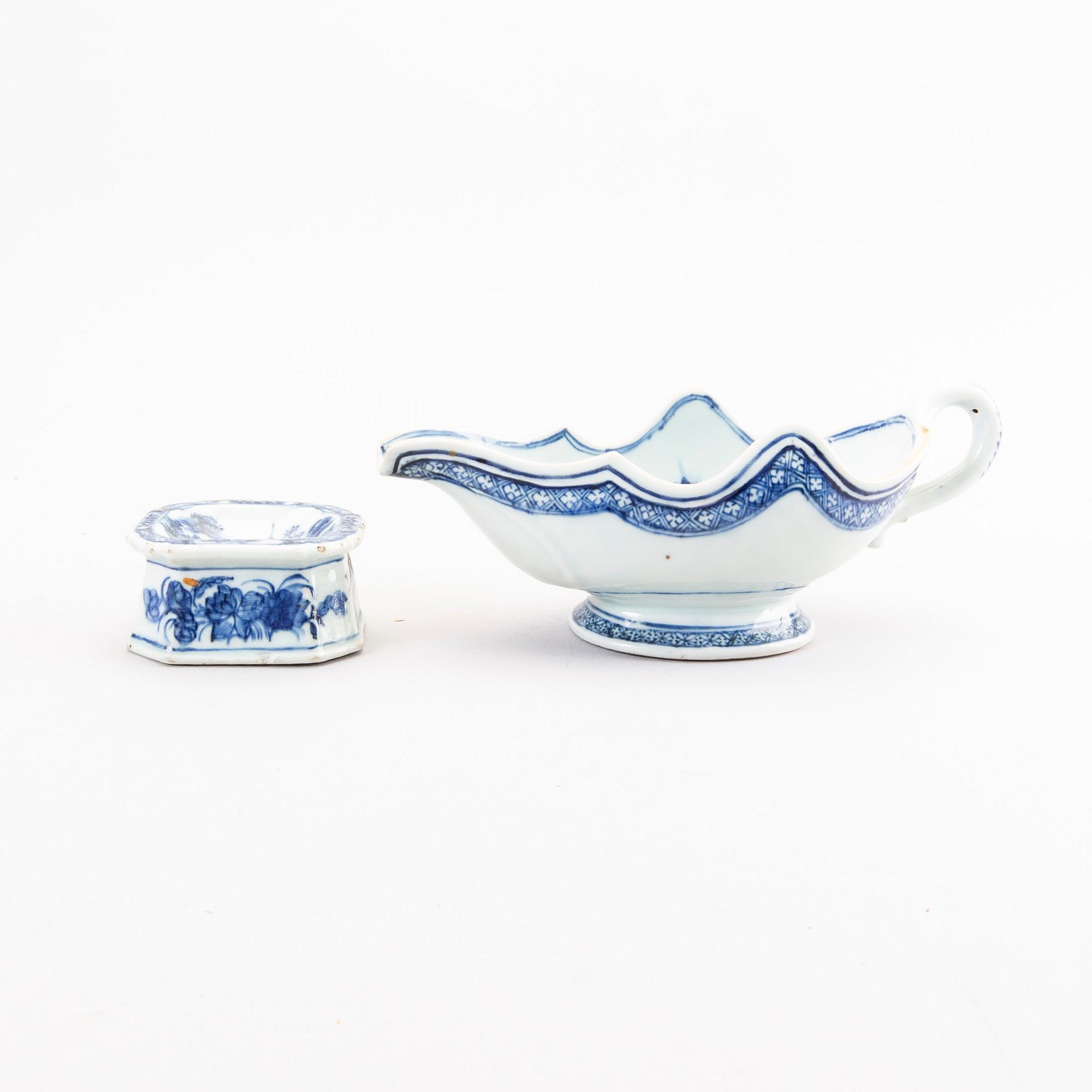 A Chinese Qianlong porcelin saucer and salter.