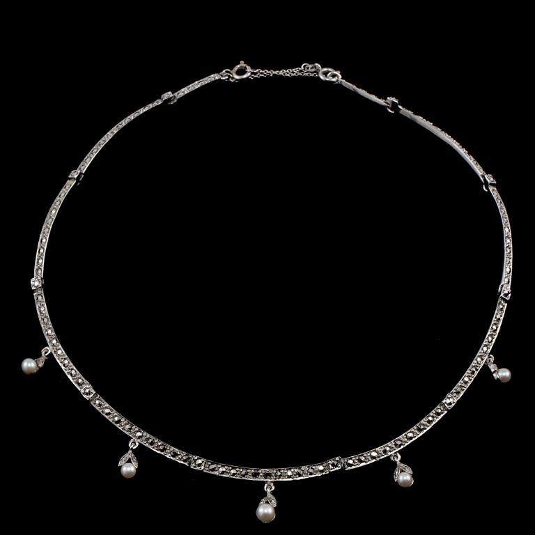 COLLIER, silver med markasiter och 5 små odlade pärlor, 1900-talets sista kvartal. Vikt 28 g.