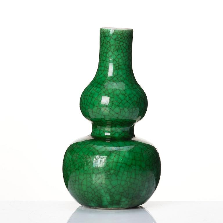 An apple green ge-glazed double gourd vase, Qing dynasty, 19th century.