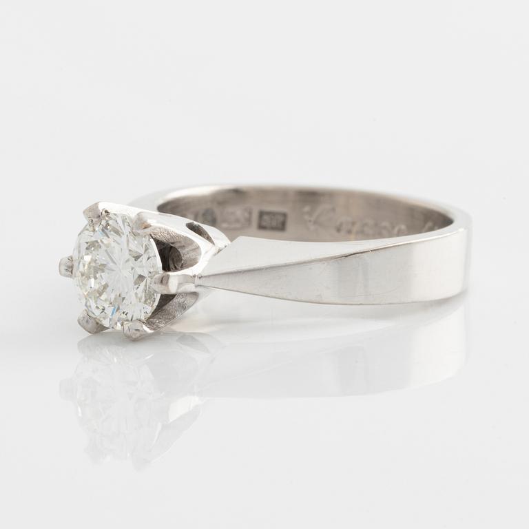 Ring solitär med briljantslipad diamant.