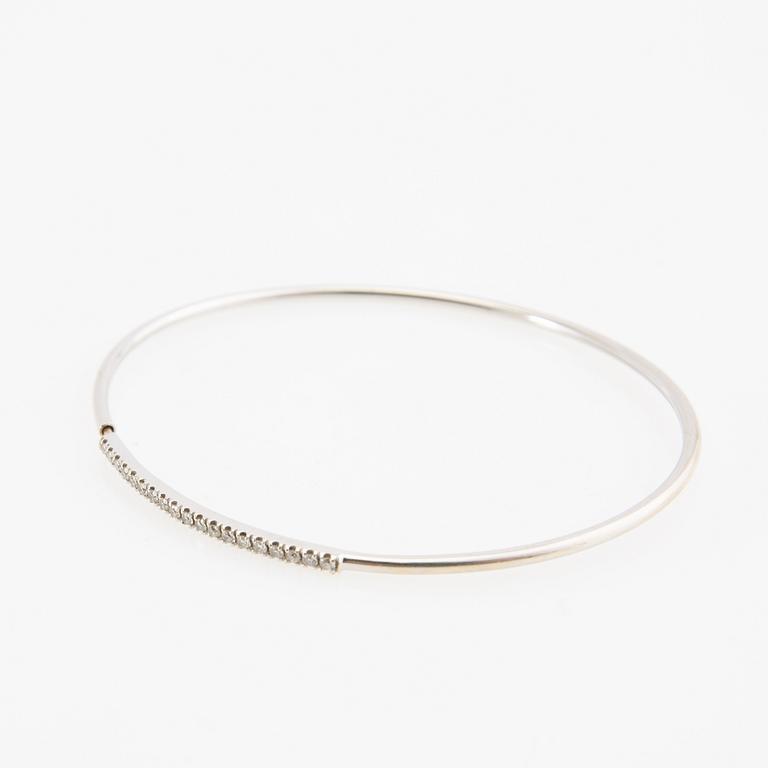 Armring, 18K vitguld med runda briljantslipade diamanter.