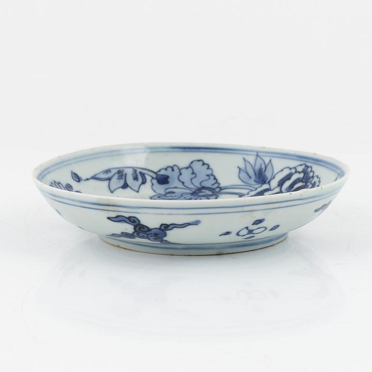 A blue and white porcelain dish, China, 17th century.