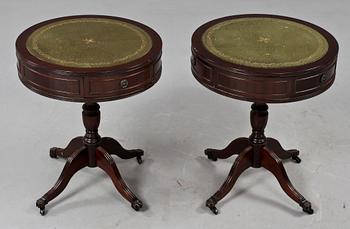 DRUMTABLES, ett par, engelsk stil, 1900-talets andra hälft.