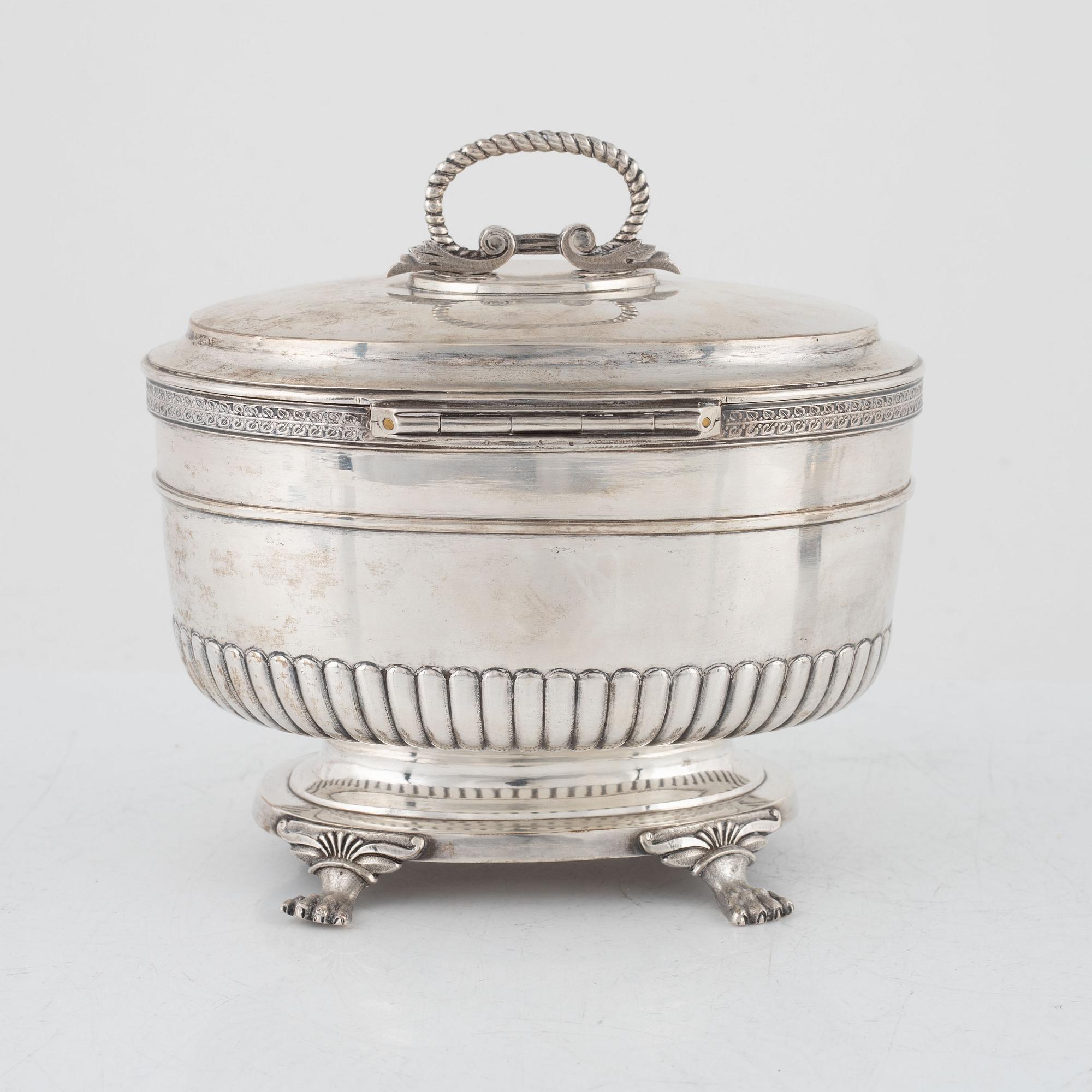 Gustaf Möllenborg, sockerskrin, silver, Stockholm 1826 samt sockertång, silver, Lars Boye, Stockholm 1779.